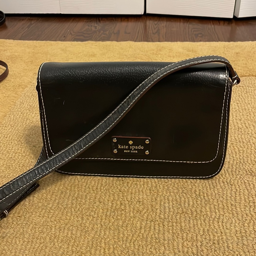 Small Black Kate Spade shoulder bag with magnetic closure